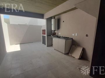 Venta de Departamento triplex de 3 ambientes con cochera y patio en Wilde (30408)