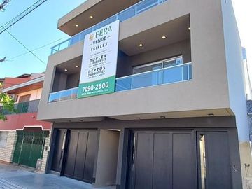 Venta de Departamento triplex de 3 ambientes con cochera y patio en Wilde (30408)