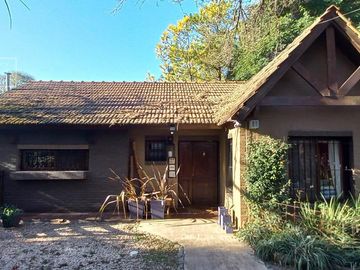 Casa en Ingeniero Maschwitz Deasrrollada en planta y media con muy amplio parque y piscina