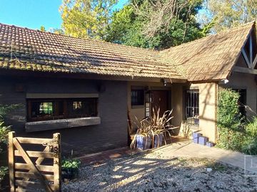 Casa en Ingeniero Maschwitz Deasrrollada en planta y media con muy amplio parque y piscina