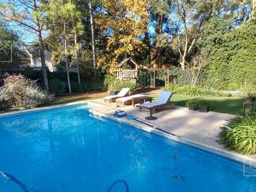 Casa en Ingeniero Maschwitz Deasrrollada en planta y media con muy amplio parque y piscina