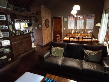 Casa en Ingeniero Maschwitz Deasrrollada en planta y media con muy amplio parque y piscina