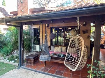 Casa en Ingeniero Maschwitz Deasrrollada en planta y media con muy amplio parque y piscina