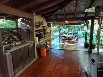 Casa en Ingeniero Maschwitz Deasrrollada en planta y media con muy amplio parque y piscina
