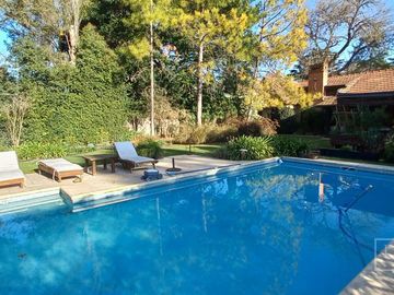 Casa en Ingeniero Maschwitz Deasrrollada en planta y media con muy amplio parque y piscina