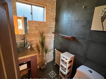 Gran casa, cabaña, quincho y piscina en hermosa parcela, Puerto Varas