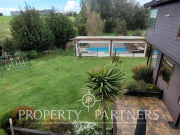 Gran casa, cabaña, quincho y piscina en hermosa parcela, Puerto Varas