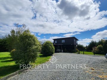 Gran casa, cabaña, quincho y piscina en hermosa parcela, Puerto Varas
