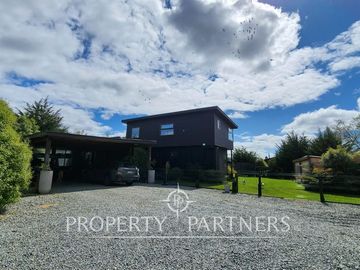 Gran casa, cabaña, quincho y piscina en hermosa parcela, Puerto Varas