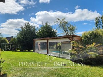 Gran casa, cabaña, quincho y piscina en hermosa parcela, Puerto Varas