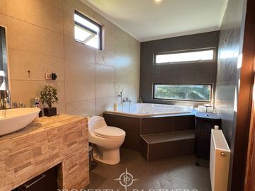Gran casa, cabaña, quincho y piscina en hermosa parcela, Puerto Varas