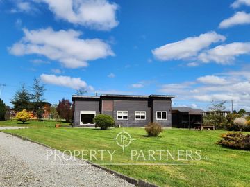 Gran casa, cabaña, quincho y piscina en hermosa parcela, Puerto Varas