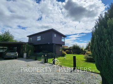 Gran casa, cabaña, quincho y piscina en hermosa parcela, Puerto Varas