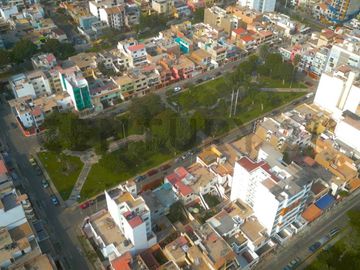 AMPLIA CASA DE TRES PISOS FRENTE A PARQUE
