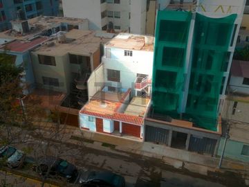 AMPLIA CASA DE TRES PISOS FRENTE A PARQUE