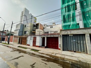 AMPLIA CASA DE TRES PISOS FRENTE A PARQUE