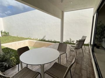 Casa de una planta con piscina incluida en privada residencial y 3 habitaciones