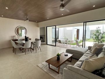 Casa de una planta con piscina incluida en privada residencial y 3 habitaciones