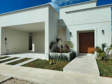 Casa de una planta con piscina incluida en privada residencial y 3 habitaciones