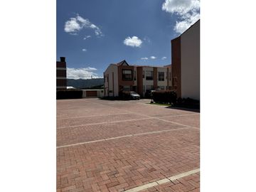 VENDO HERMOSA CASA PARA ESTRENAR EN CHIA