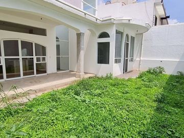 Vendo casa con terraza, jardín y departamento independiente, en Cuernavaca.
