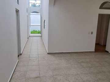 Vendo casa con terraza, jardín y departamento independiente, en Cuernavaca.