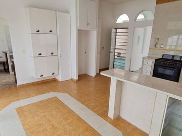 Vendo casa con terraza, jardín y departamento independiente, en Cuernavaca.