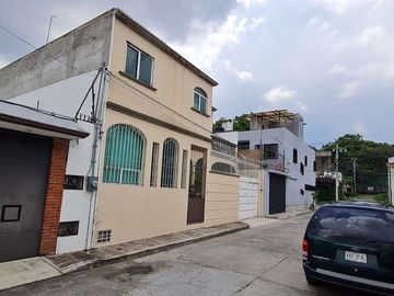 Vendo casa con terraza, jardín y departamento independiente, en Cuernavaca.