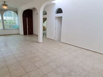 Vendo casa con terraza, jardín y departamento independiente, en Cuernavaca.
