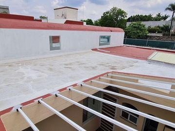 Vendo casa con terraza, jardín y departamento independiente, en Cuernavaca.