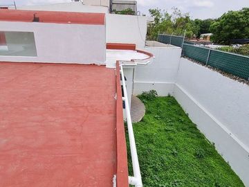 Vendo casa con terraza, jardín y departamento independiente, en Cuernavaca.