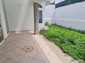 Vendo casa con terraza, jardín y departamento independiente, en Cuernavaca.