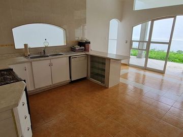 Vendo casa con terraza, jardín y departamento independiente, en Cuernavaca.