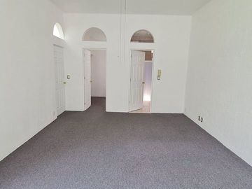 Vendo casa con terraza, jardín y departamento independiente, en Cuernavaca.