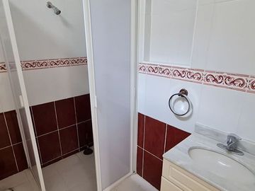 Vendo casa con terraza, jardín y departamento independiente, en Cuernavaca.