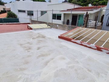 Vendo casa con terraza, jardín y departamento independiente, en Cuernavaca.