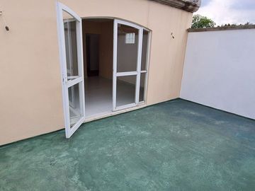 Vendo casa con terraza, jardín y departamento independiente, en Cuernavaca.