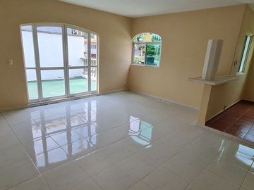 Vendo casa con terraza, jardín y departamento independiente, en Cuernavaca.