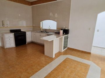 Vendo casa con terraza, jardín y departamento independiente, en Cuernavaca.