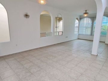 Vendo casa con terraza, jardín y departamento independiente, en Cuernavaca.