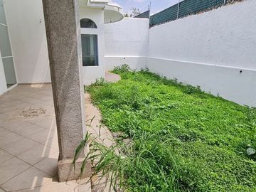 Vendo casa con terraza, jardín y departamento independiente, en Cuernavaca.