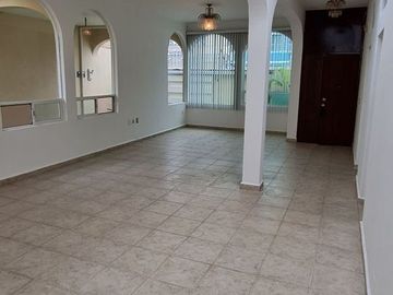 Vendo casa con terraza, jardín y departamento independiente, en Cuernavaca.