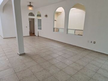 Vendo casa con terraza, jardín y departamento independiente, en Cuernavaca.