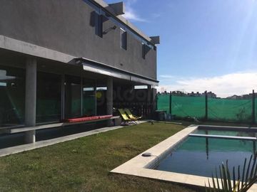 CASA SOBRE LOTE EXTERNO EN NUEVO QUILMES