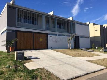 CASA SOBRE LOTE EXTERNO EN NUEVO QUILMES