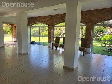 Casa en  Venta en Las Condes - Pilar- 2 plantas sobre lote central.