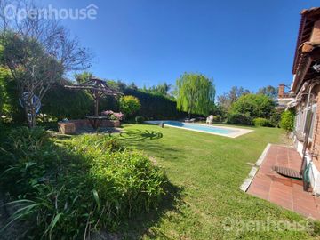 Casa en  Venta en Las Condes - Pilar- 2 plantas sobre lote central.
