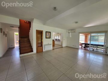 Casa en  Venta en Las Condes - Pilar- 2 plantas sobre lote central.