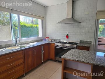 Casa en  Venta en Las Condes - Pilar- 2 plantas sobre lote central.