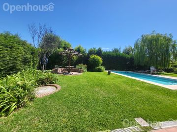 Casa en  Venta en Las Condes - Pilar- 2 plantas sobre lote central.